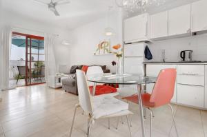 a kitchen and dining room with a table and chairs at Bungalow Aloe Dunas 2 in Maspalomas