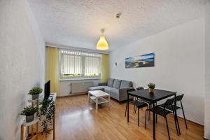 a living room with a table and a couch at Wohnung am Geiseltalsee in Mücheln