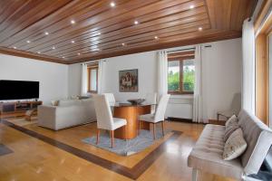 a living room with a table and a couch at Quinta Vale do Tejo in Chamusca