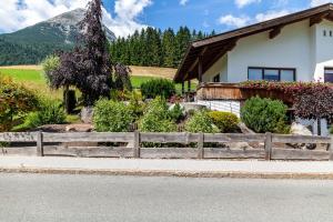 a house with a fence in front of a garden at Anni in Leutasch