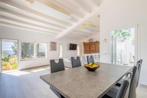 a dining room with a table and chairs at Bennu in Calpe