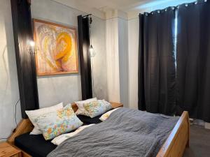 a bedroom with a bed and a painting on the wall at Appartement Neunkirchen City in Neunkirchen