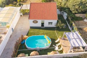 an overhead view of a backyard with a swimming pool and a house at Refúgio Das Barcas in Lourinhã
