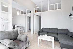 ein Wohnzimmer mit Sofa und Tisch in der Unterkunft Villa Jimmy's Katomeri 2 in Meganisi