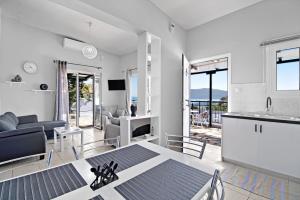 Küche und Wohnzimmer mit Meerblick in der Unterkunft Villa Jimmy's Katomeri 2 in Meganisi
