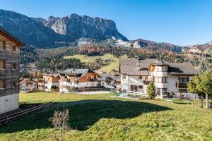 a village with houses and mountains in the background at Apartments Campagnola in Badia