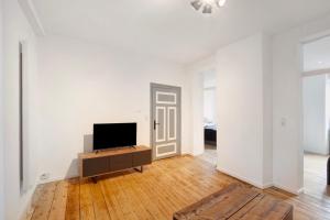 a living room with a flat screen tv on a table at Ferienwohnung Rheinschlendern in Rüdesheim am Rhein