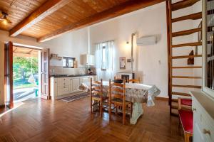 a kitchen with a table and chairs in a room at Domo Clelia in Nulvi