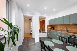 a kitchen with a table and chairs and a counter at Ferienwohnung Rheinschlendern in Rüdesheim am Rhein
