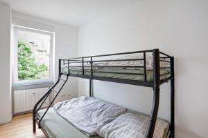 a bunk bed in a room with a window at Ferienwohnung Rheinschlendern in Rüdesheim am Rhein