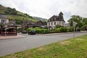 a street in a small town with a house at Ferienwohnung Rheinschlendern in Rüdesheim am Rhein