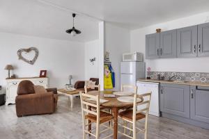 a kitchen and dining room with a table and chairs at Gite Cocon et Balnéo in Selles-sur-Cher