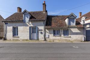 an old house on the side of a street at Gite Cocon et Balnéo in Selles-sur-Cher