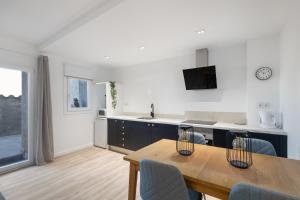 eine Küche und ein Esszimmer mit Tisch und Stühlen in der Unterkunft Cal Brigida in San Martín de Tous