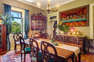 a dining room with a table and chairs at Guest House Casa S Martinho in Oliveira de Azemeis