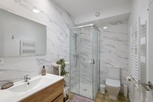 ein Badezimmer mit Dusche, Waschbecken und Toilette in der Unterkunft Cal Brigida in San Martín de Tous + 21 Fotos