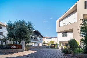 a street in front of a building at Ferienwohnungen Karin - Golden in Termeno