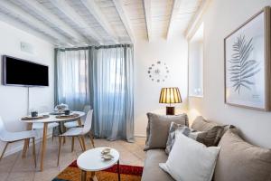 a living room with a couch and a table at Nido di Cisano in San Felice del Benaco