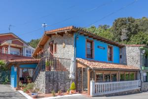 a house with a blue facade at Posada Paraso Iris in Isla