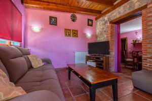 a living room with a couch and a tv at Posada Paraso Iris in Isla