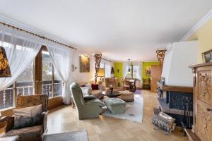 a living room filled with furniture and a fireplace at Ferienwohnung Sankt Hubertus in Bad Berneck im Fichtelgebirge