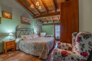 a bedroom with a bed and a chair at Posada Paraso Iris in Isla