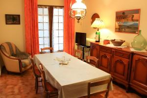 a dining room with a table and chairs at Gîte Marion in Allemagne-en-Provence