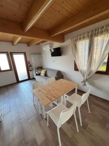 a dining room with a wooden table and chairs at La Depandance con Giardino Pescara in Spoltore