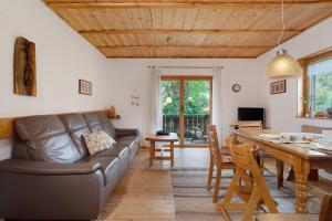 a living room with a couch and a table at Ferienhaus am Ried in Ostrach