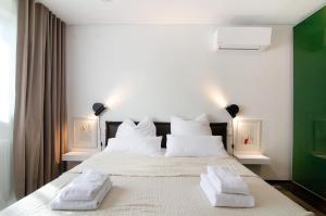 En eller flere senge i et værelse på Domicile Relax + 36 billeder