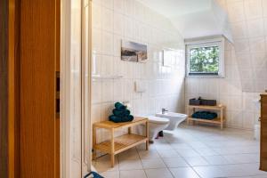 a bathroom with a toilet and a sink at Ferienwohnung Heimathafen in Cuxhaven +14 photos
