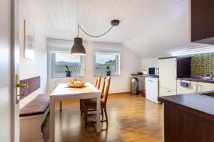 a kitchen and dining room with a table and chairs at Lydias Ferienwohnung in Schmallenberg