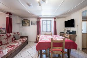 a living room with a table and a couch at Rose Des Neiges in Valloire
