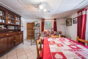 a dining room with a table with a red table cloth at Rose Des Neiges in Valloire