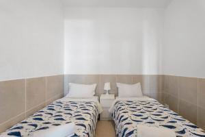 two beds sitting next to each other in a room at Apartamentos Playa Azul - 3 in Vallehermoso
