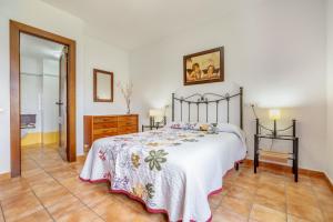 a bedroom with a bed and a dresser at Villa Leonor con piscina privada in Monachil +24 photos