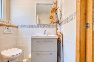 a small bathroom with a toilet and a sink at L'appartement d'Olympe in Périgueux