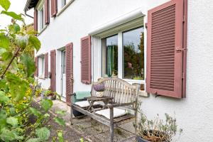 a bench sitting on the side of a window at Schönes Zimmer mit eigenem Bad in Albstadt +12 photos