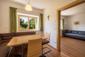 a living room with a table and a window at Ferienwohnung Lafreid Algund in Lagundo