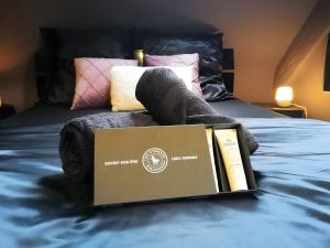 a box sitting on top of a bed with a book at Escale Glamour et Chic in Niederbronn-les-Bains +2 photos