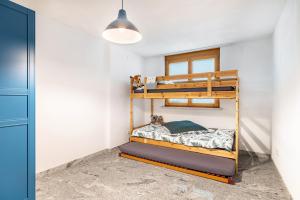 a bedroom with two bunk beds in a room at Ferienwohnung Nearby in Thüringen