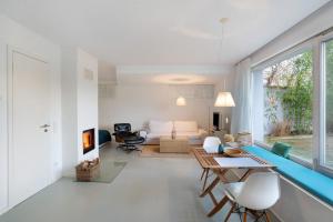 a living room with a couch and a table at Modernes Apartment Ammersee in Windach