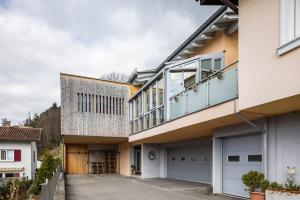 an external view of a house with a balcony at Ferienwohnung Nearby in Thüringen