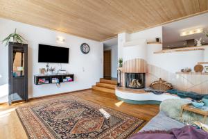 a living room with a fireplace and a tv at Ferienwohnung Nearby in Thüringen
