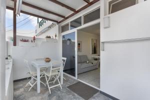 a kitchen and living room with a table and chairs at Casa Fabi in Arrieta