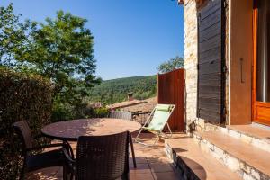a patio with a table and chairs on a balcony at Les Cigales in Ceyreste