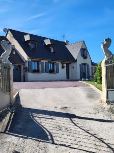 a house with a driveway in front of it at Chambres D'hôtes in Videcosville