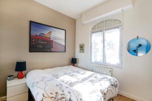 a bedroom with a bed and a window at Maison Cosy, Lac et Plages in Hossegor