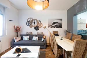 a living room with a couch and a table at Maison Cosy, Lac et Plages in Hossegor