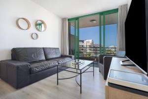 a living room with a couch and a table at Espectacular Y Amplio Las Américas in Playa de las Americas